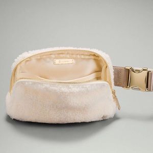 🌟Everywhere Belt Bag, Gold Hardware + Light Ivory, NWT🌟